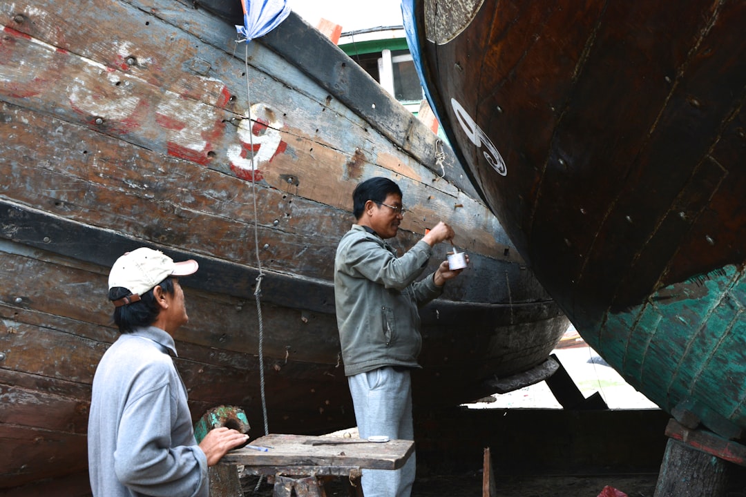 窓サッシのコーキング補修作業