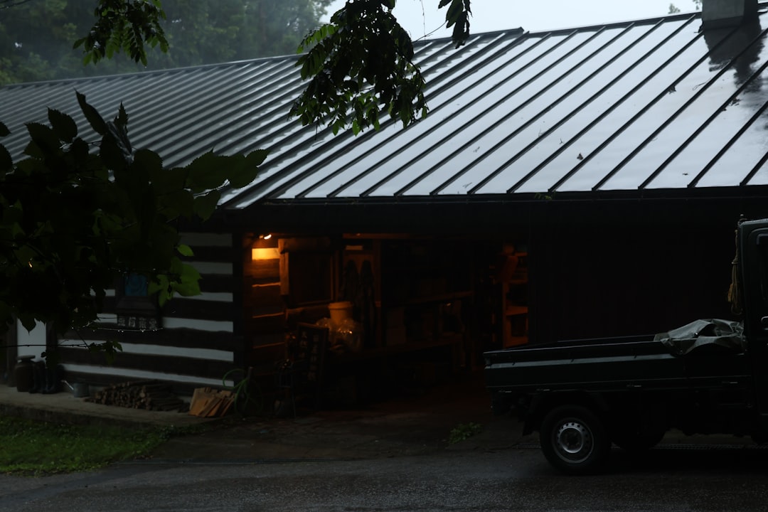 最新の建設管理システムを操作するスタッフの様子