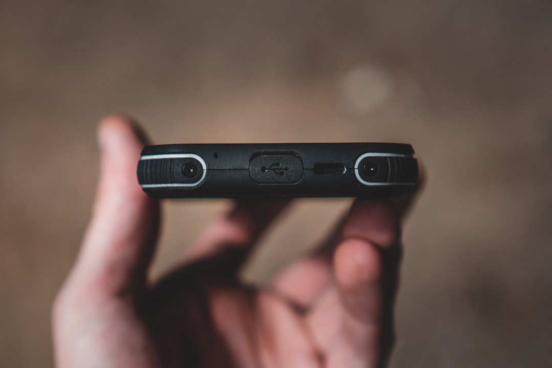 防水シートの継ぎ目処理を入念に行っている施工現場の様子