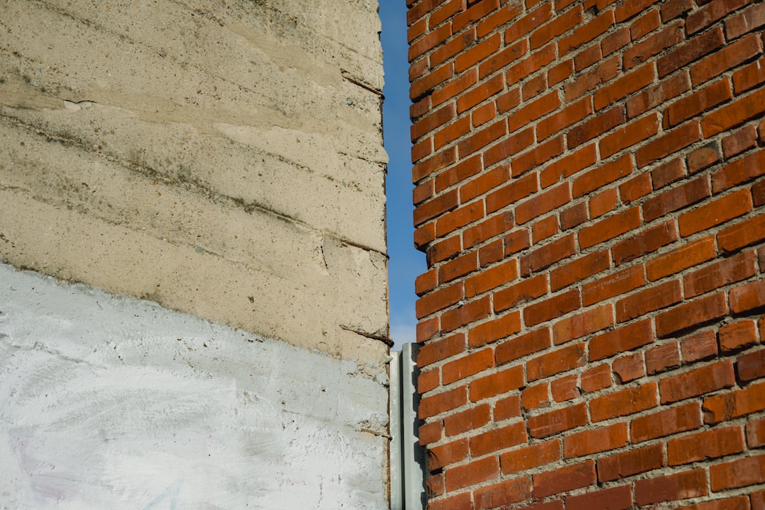 外壁の点検作業を行う専門技術者の様子