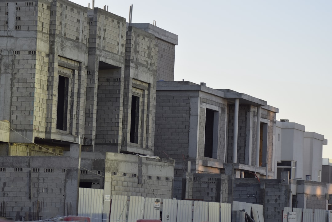 雪の積もった住宅の外壁工事現場の様子