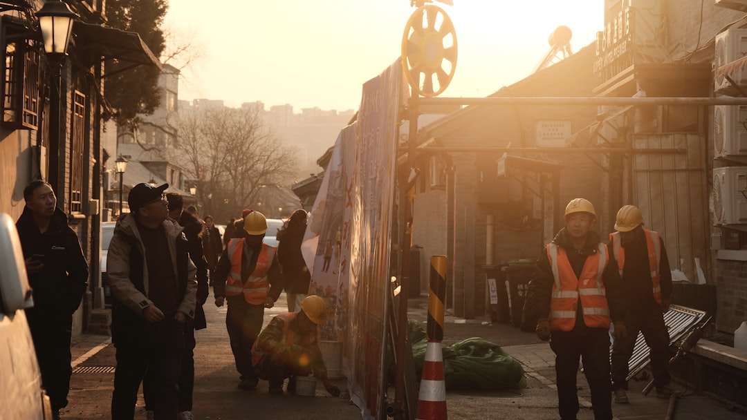 現場でお客様と適切な距離を保ちながら打ち合わせする職人