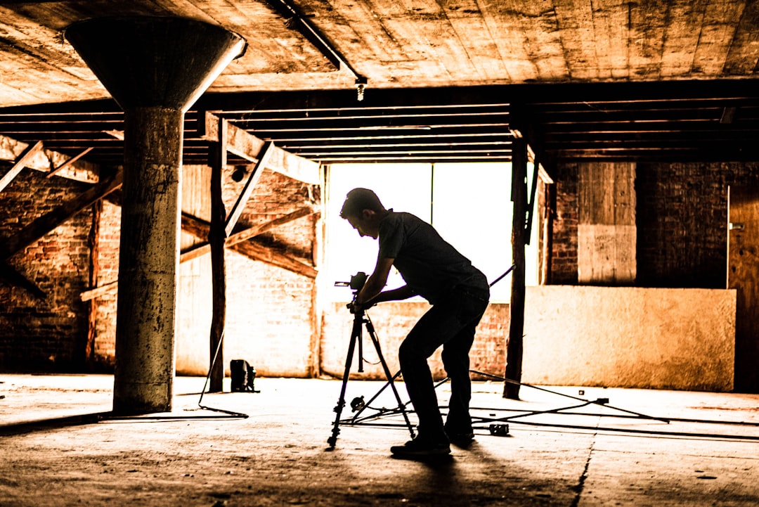 リフォーム業者が現地調査でメジャーを使って測量している様子