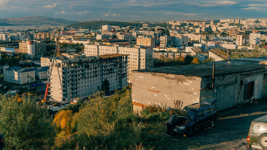 プロの職人がカーポートを設置している施工現場