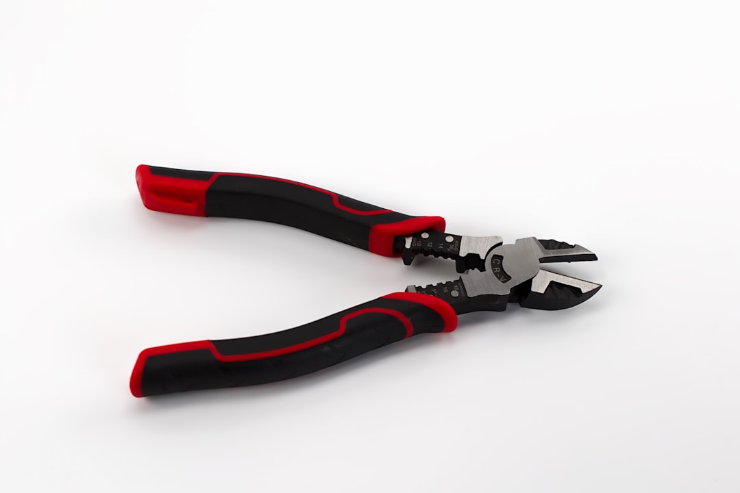 DIY工具と材料が並んだ作業台の様子