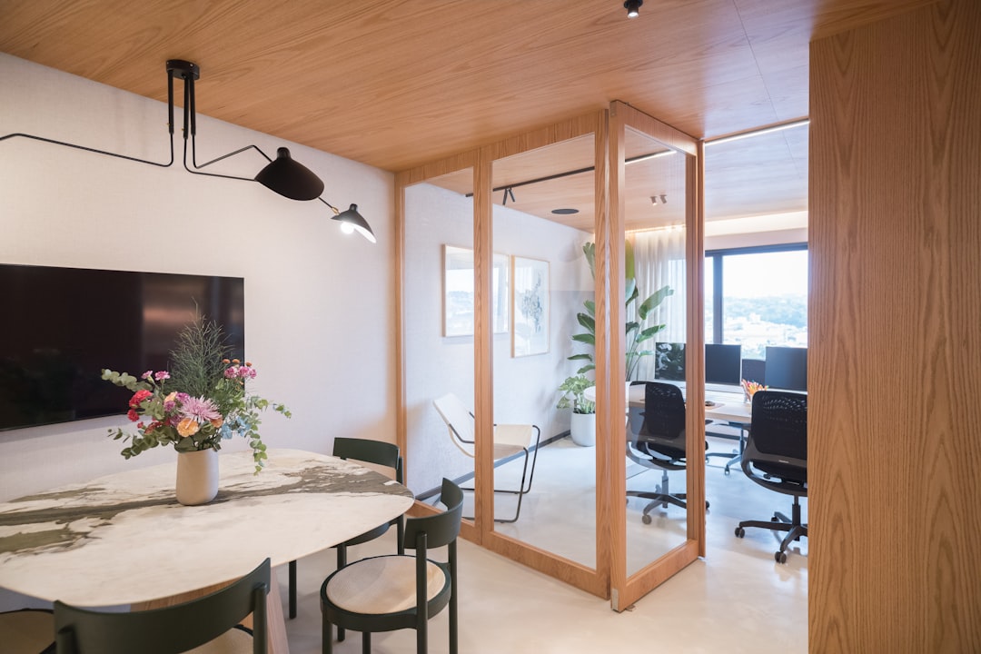 リフォーム計画を検討している家族の打ち合わせ風景