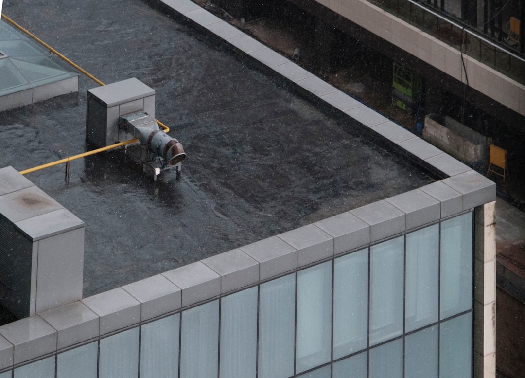 プロの職人が屋根の防水工事を行っている作業現場