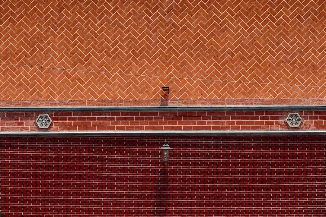 職人が外壁の状態を詳しく点検している様子