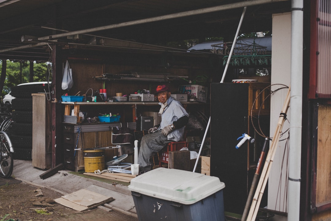 岩手県の雪景色の中で建設作業を行う職人たちの姿