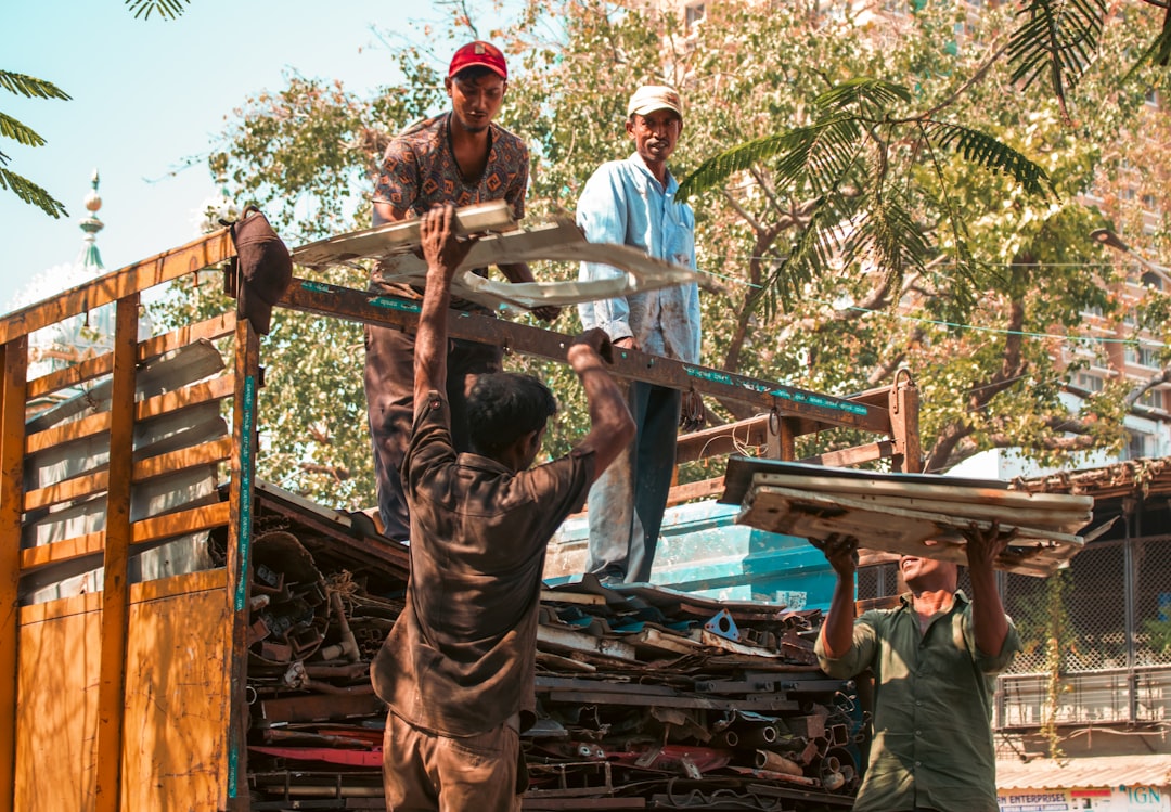 家族経営の建設会社で父親と息子が現場で話し合っている様子