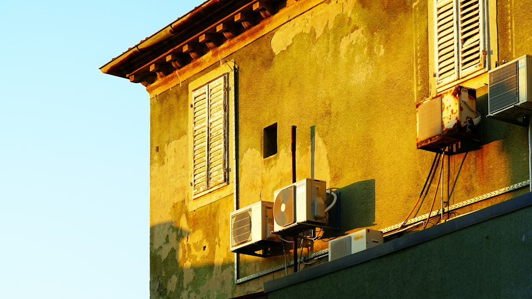 定期メンテナンスでエアコンの清掃作業を行う作業員