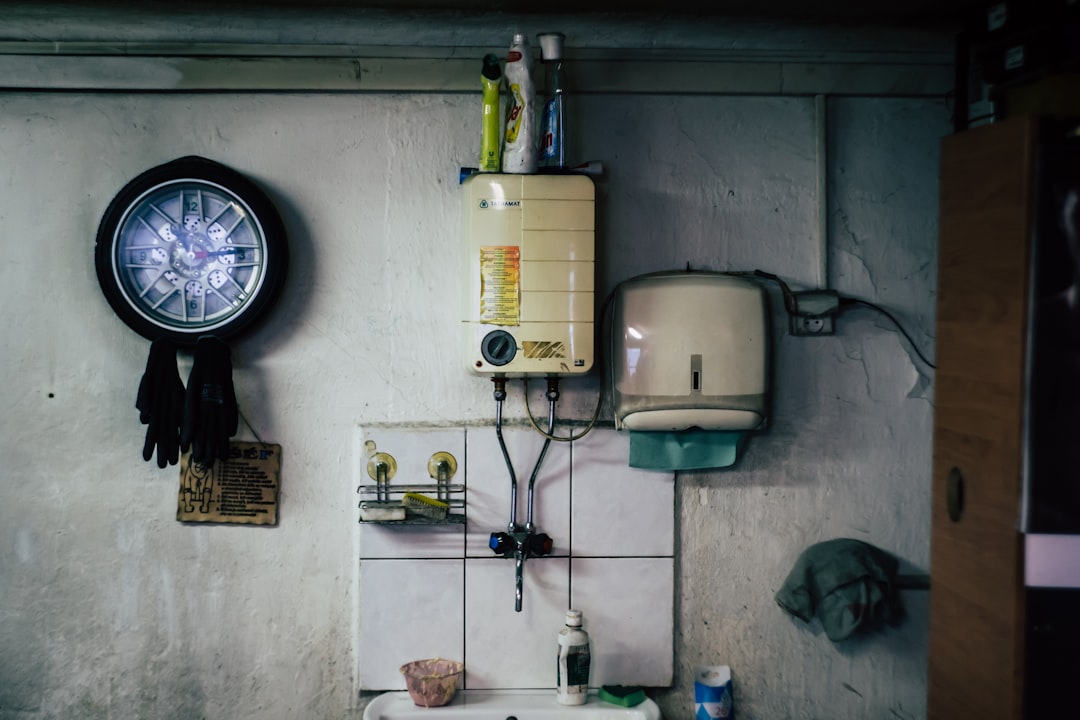 冬季に給湯器の点検を行う技術者の作業風景