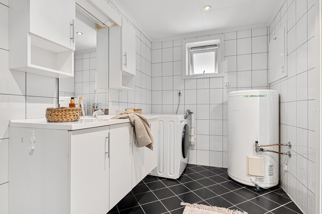 浴室の給湯器を点検している技術者