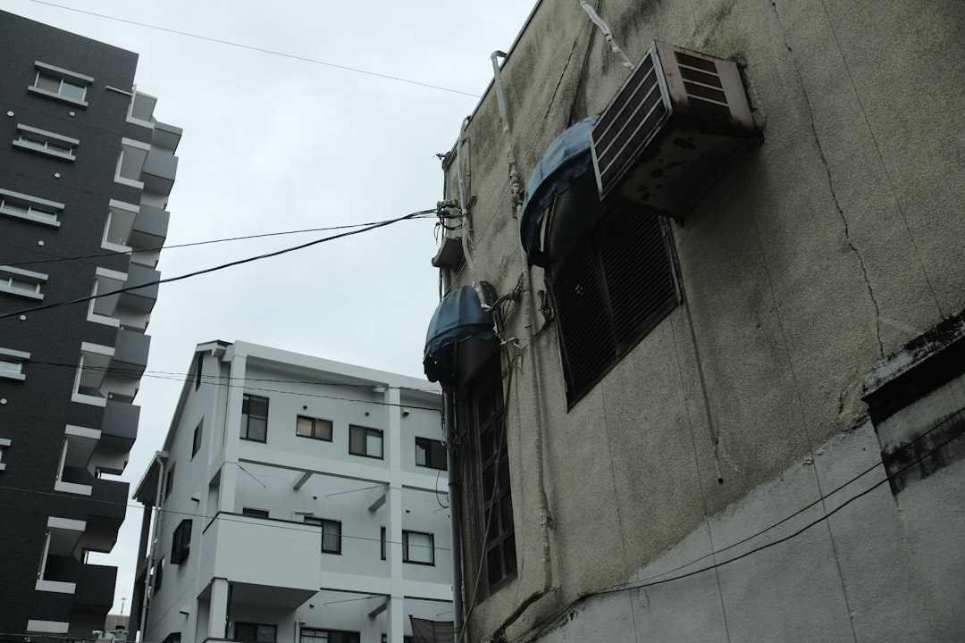 花巻市の一戸建て住宅でエアコン配管工事を行う専門技術者