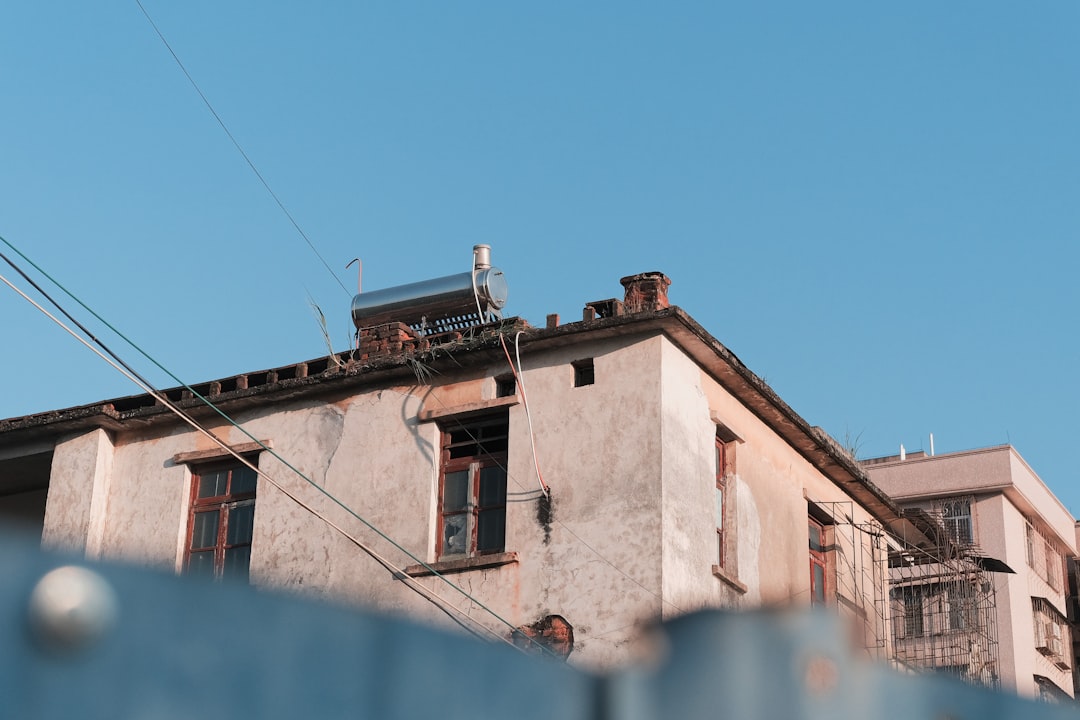 高効率給湯器エコキュートが設置された住宅の外観