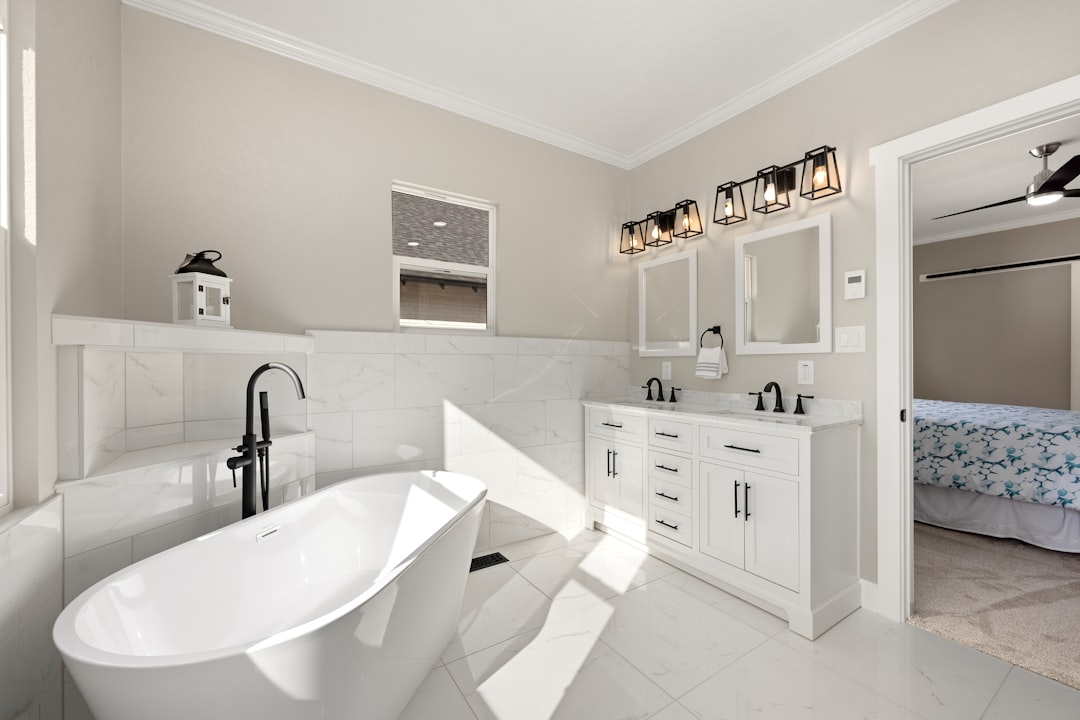 一関市の住宅で浴室リフォームの現地調査を行う業者スタッフ