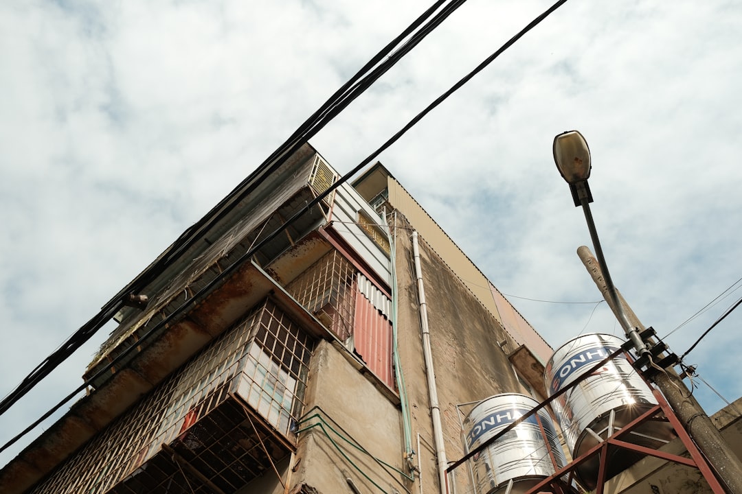 住宅設備の現地調査を行う技術者