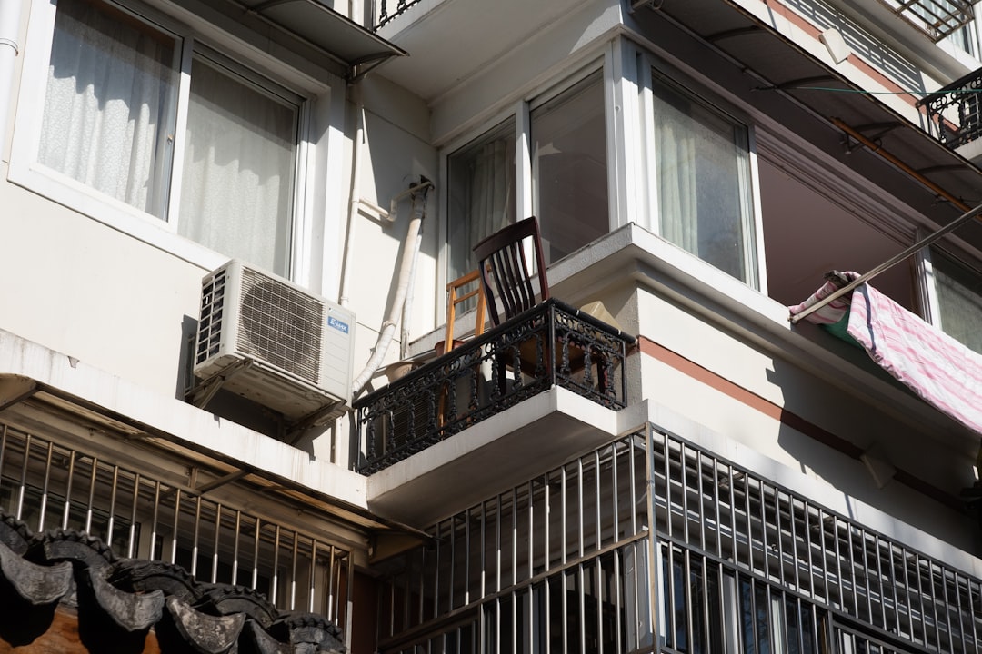 最新のエアコン設備が設置された一関市の住宅リビング