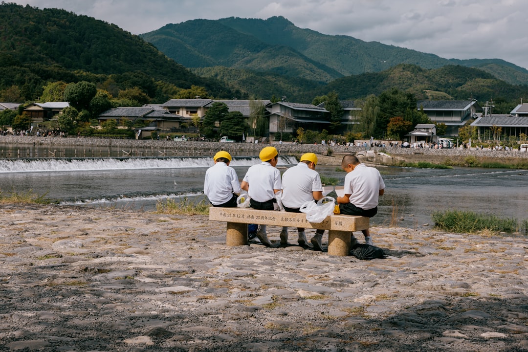 岩手県の建設現場で元請け業者と打ち合わせをする一人親方