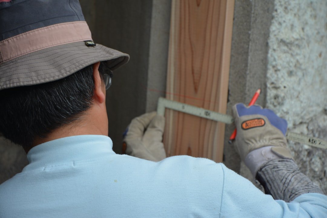 岩手県の建設現場で作業する高齢の職人たち