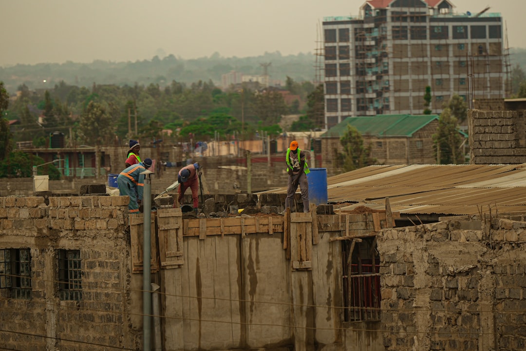 基礎コンクリートに保温シートをかけている施工現場