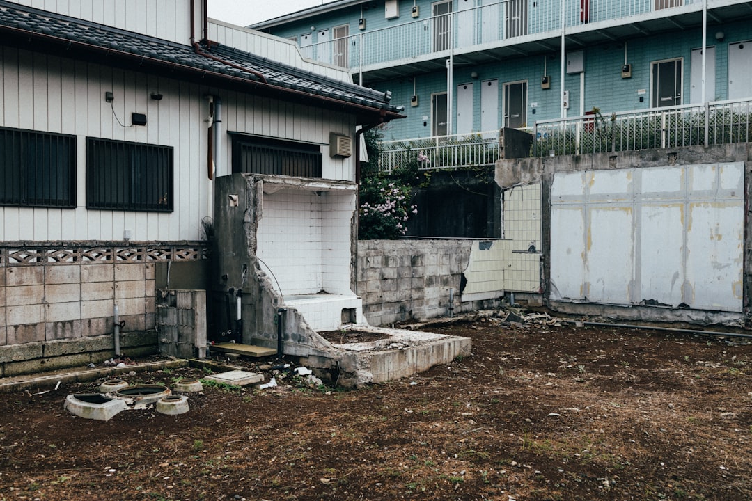 岩手県の住宅で窓に断熱シートを貼る作業の様子