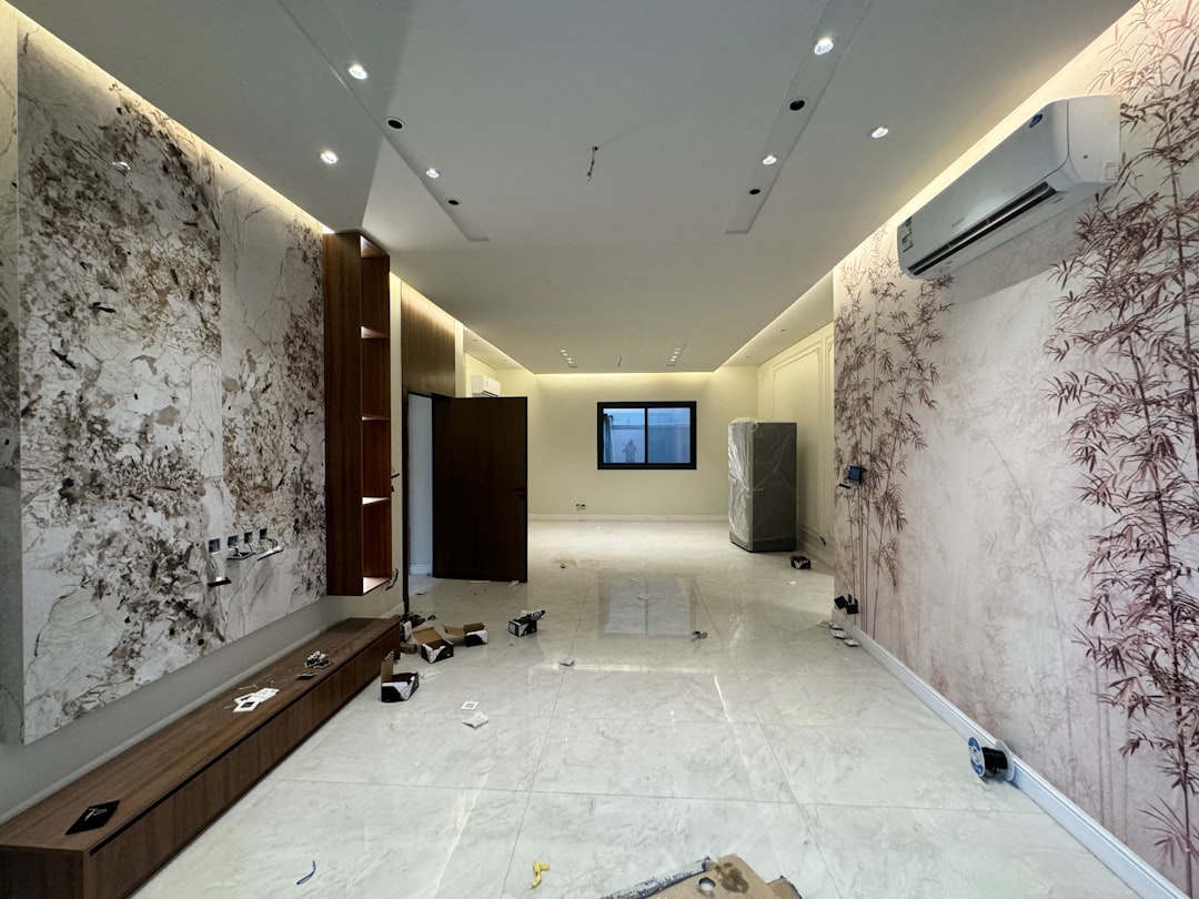 岩手町の内装業者が住宅でクロス張替え作業を行っている様子