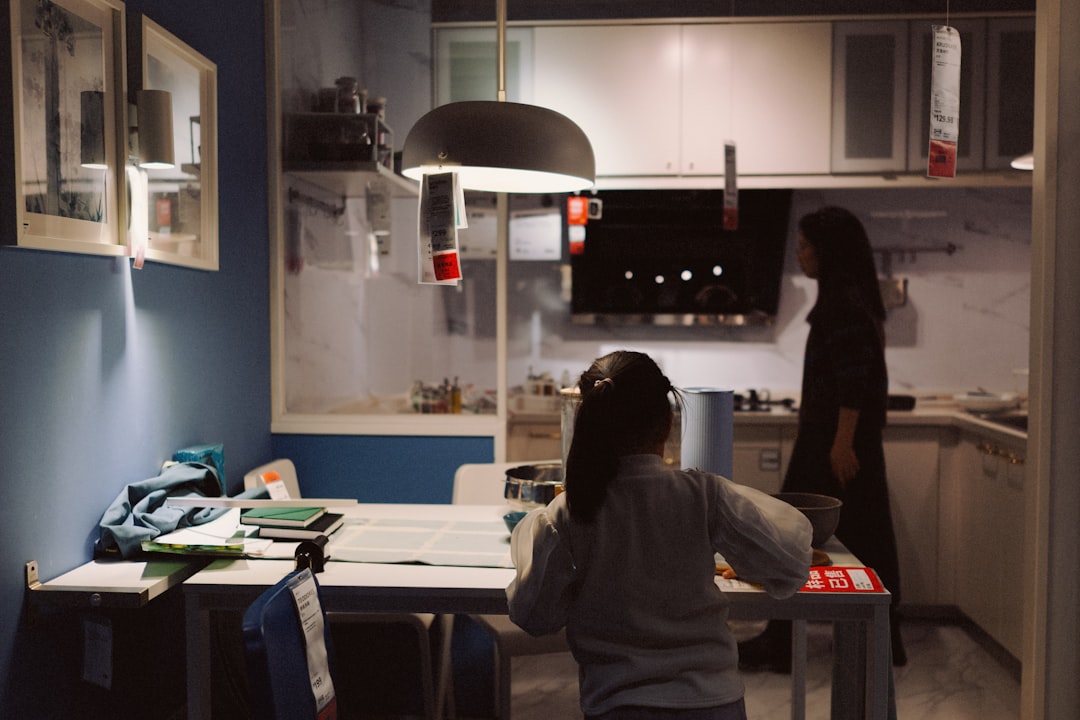 岩手町の住宅でキッチンリフォームの打ち合わせをする業者と住民