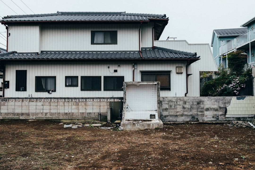 岩手町の住宅街で作業車両が停車している様子