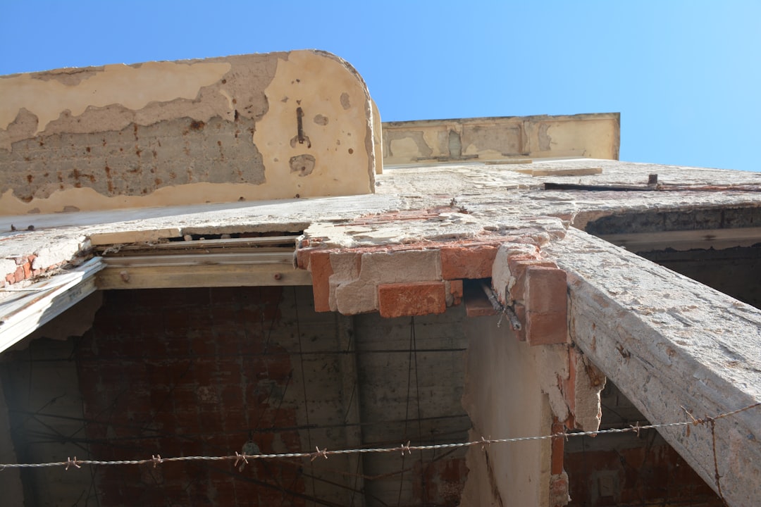 住宅の屋根と外壁の耐震改修工事現場