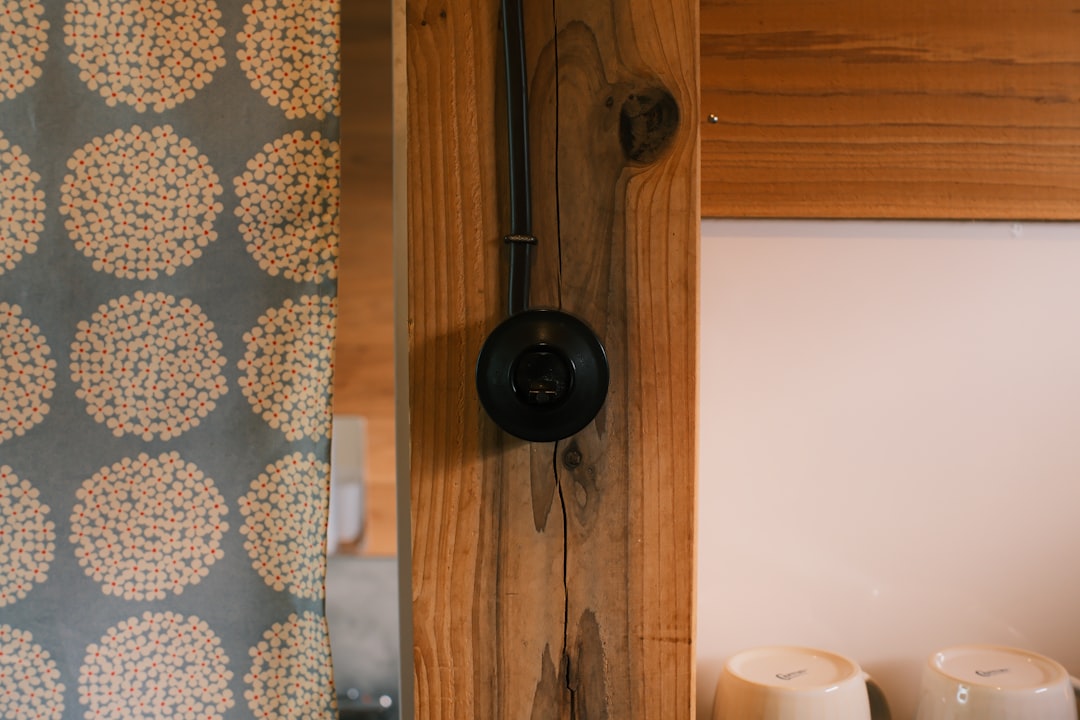 水漏れ被害の写真を撮影している人の手元