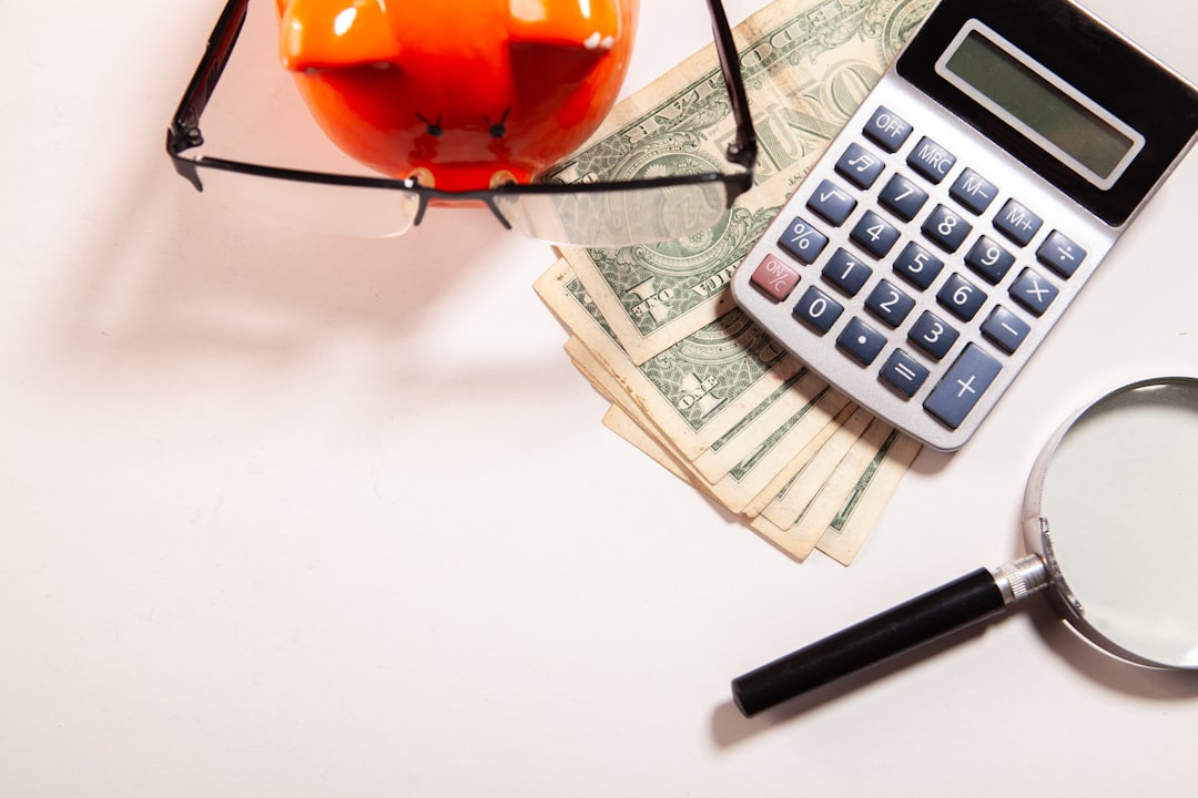 建設業者がタブレットでAI見積もりシステムを確認している場面