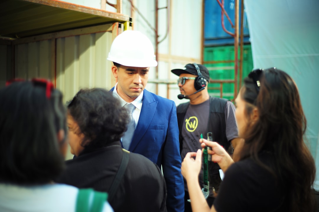 建設現場で協力業者と打ち合わせをする元請け業者の責任者