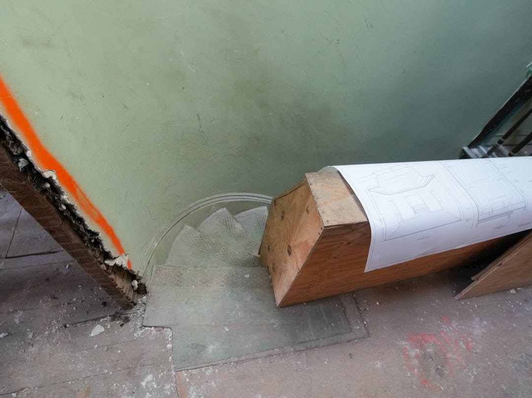 北上市の住宅でクロス張替え作業を行う職人の様子