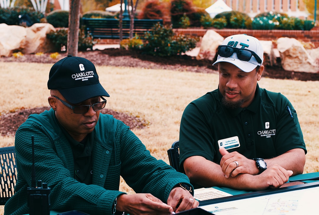 顧客と打ち合わせを行う外構業者の営業担当者