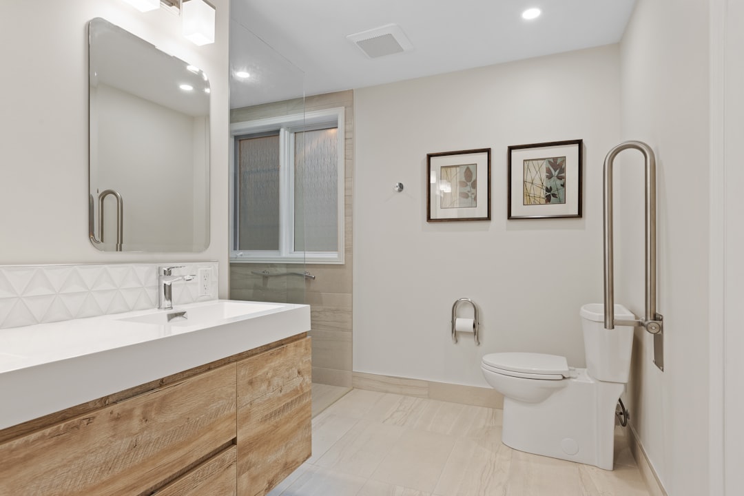 手すりが設置されたバリアフリー仕様の浴室内部