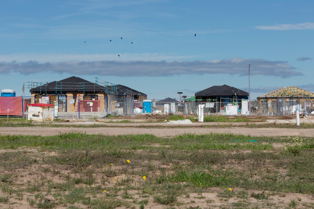 積雪に対応した急勾配屋根の住宅と融雪設備が設置された玄関アプローチ