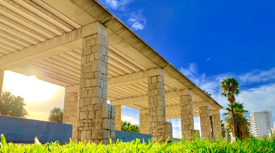 カーポート設置工事中の現場で図面を確認する業者スタッフ