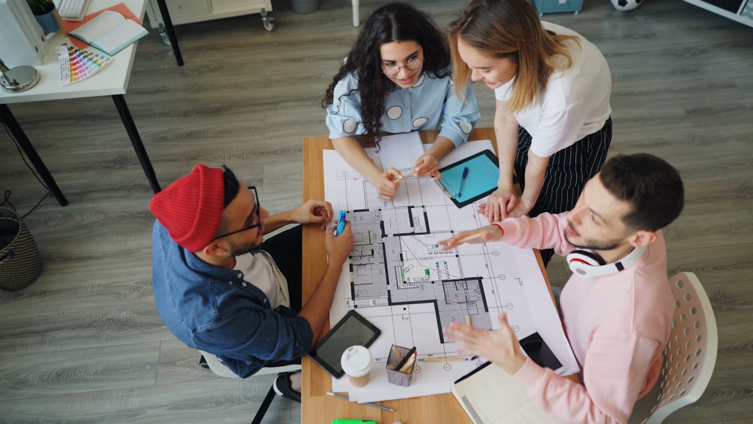 リフォーム業者との打ち合わせ風景と見積書