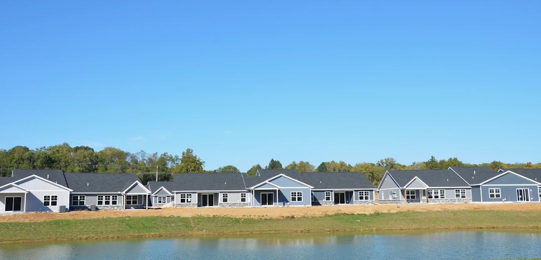 新築住宅の設計図面を確認する建築士と施主