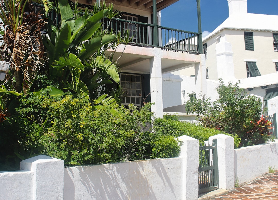 宮古市の住宅に設置されたアルミフェンスと門扉