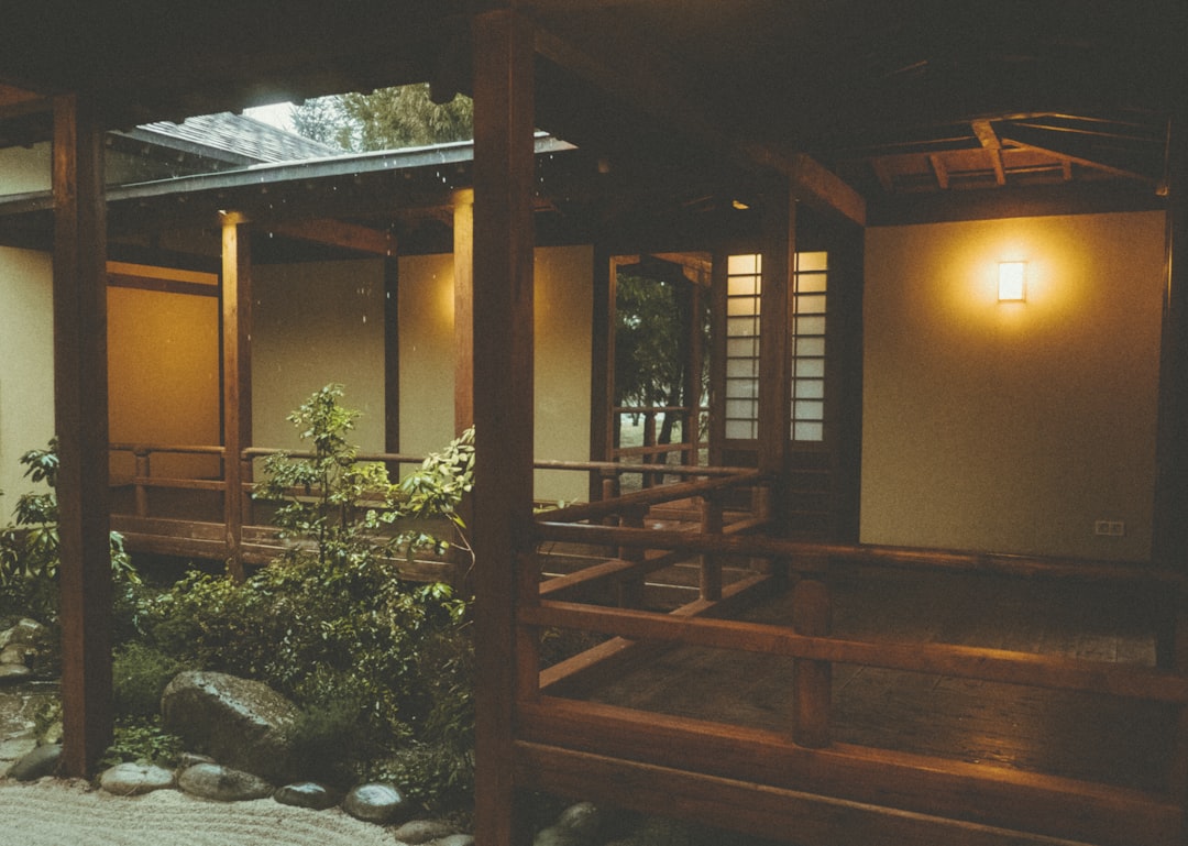 水まわり工事のアフターサービスを受けている家庭の様子