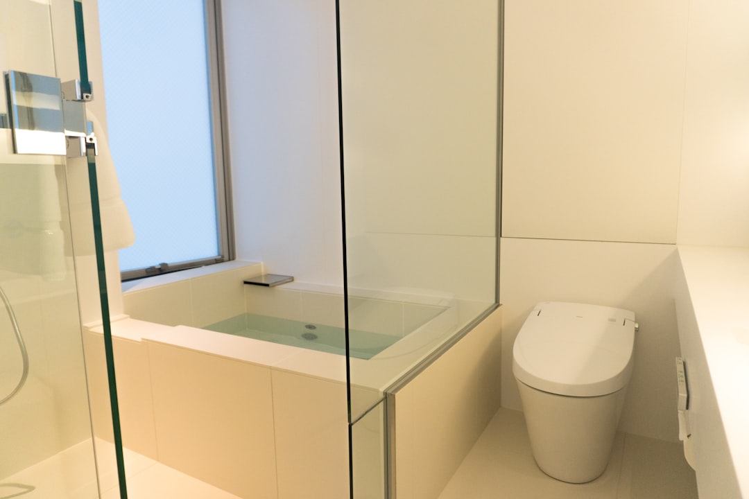 岩手県の水まわり業者がスマートフォンでGoogleビジネスプロフィールを設定している様子