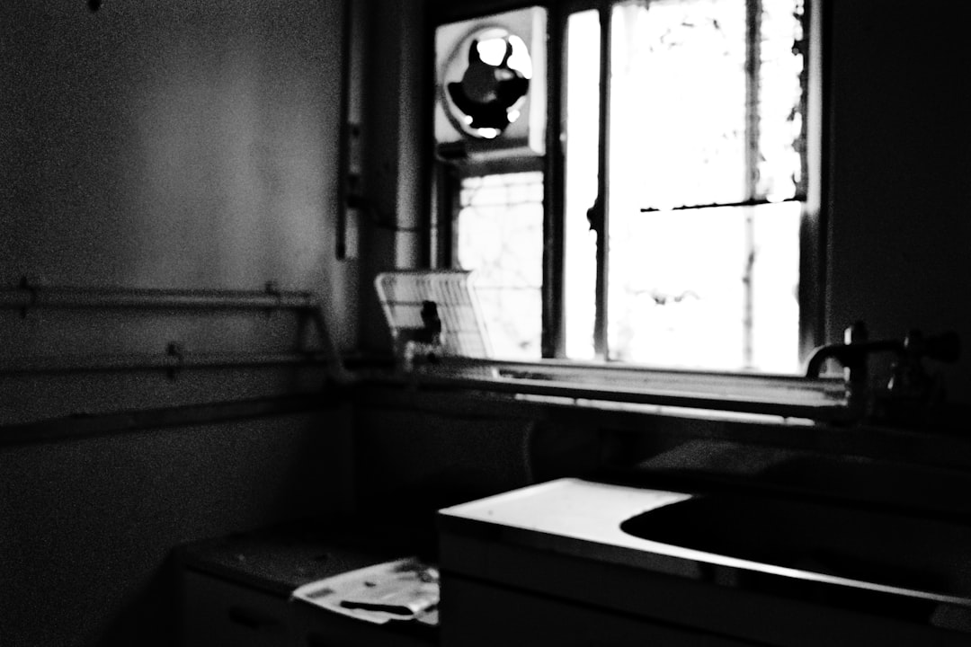 岩手県の水まわり業者がお客様と笑顔で握手している満足度の高いサービス完了シーン