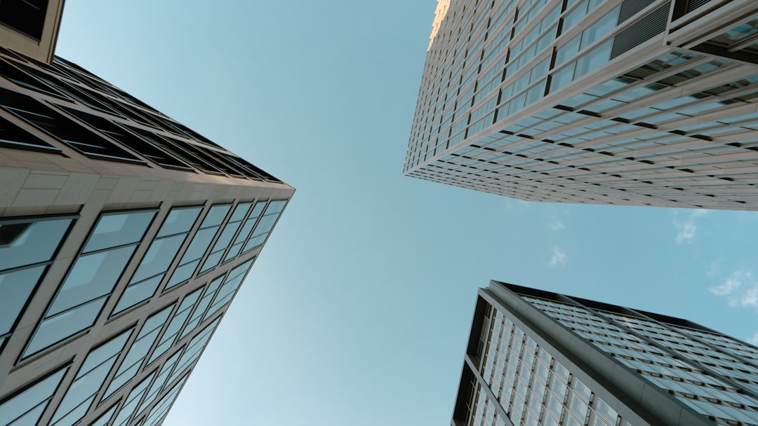 建設業者と不動産会社の担当者が打ち合わせをしている様子