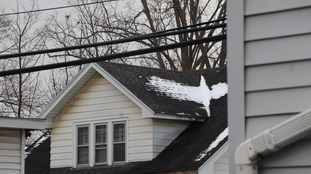 盛岡市の住宅で雨漏り修理作業を行う職人の様子