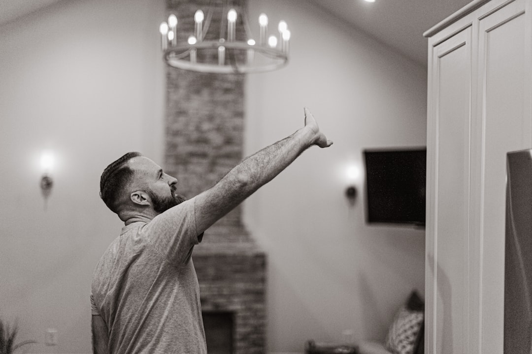 パソコンで口コミサイトを確認している内装業者の様子