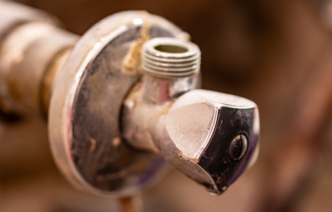 浴室の給湯器点検を行う技術者の作業風景