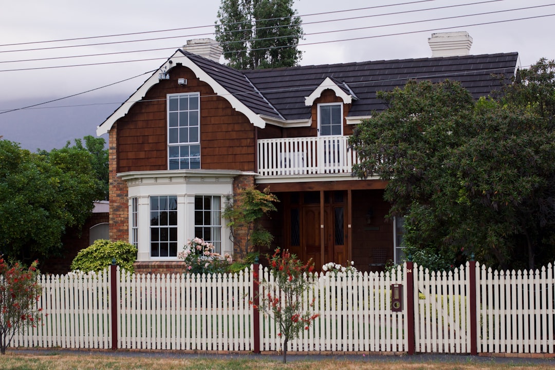 野田村の住宅街でフェンス工事を行う職人たちの様子