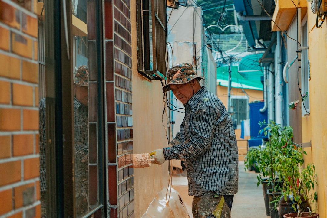 野田村の海岸沿いの住宅で外壁点検を行う職人の様子